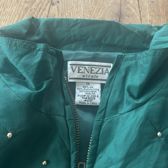 Vintage green zipper up jacket size one X one percent silk
Venezia vitale - Picture 3 of 6